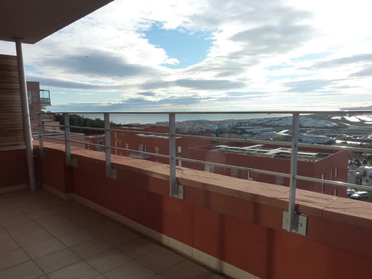 Aux Marches Du Soleil: Shared Apartment with Private Rooms Sete Exterior photo